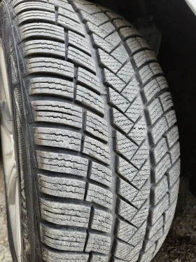 Гуми Зимни 235/45R18, снимка 1 - Гуми и джанти - 49049881