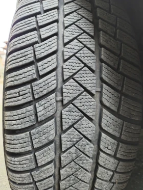 Гуми Зимни 235/45R18, снимка 2 - Гуми и джанти - 49049881