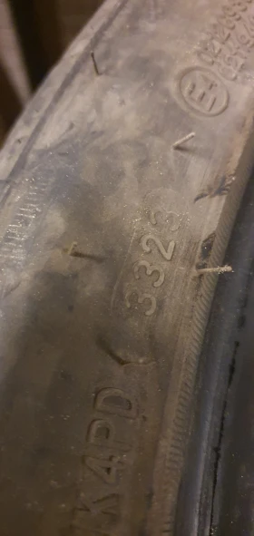 Гуми Зимни 235/40R20, снимка 2 - Гуми и джанти - 52820686