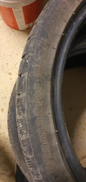 Гуми Зимни 235/40R20, снимка 3 - Гуми и джанти - 52820686