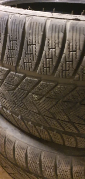 Гуми Зимни 235/40R20