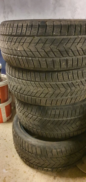 Гуми Зимни 235/40R20, снимка 4 - Гуми и джанти - 52820686