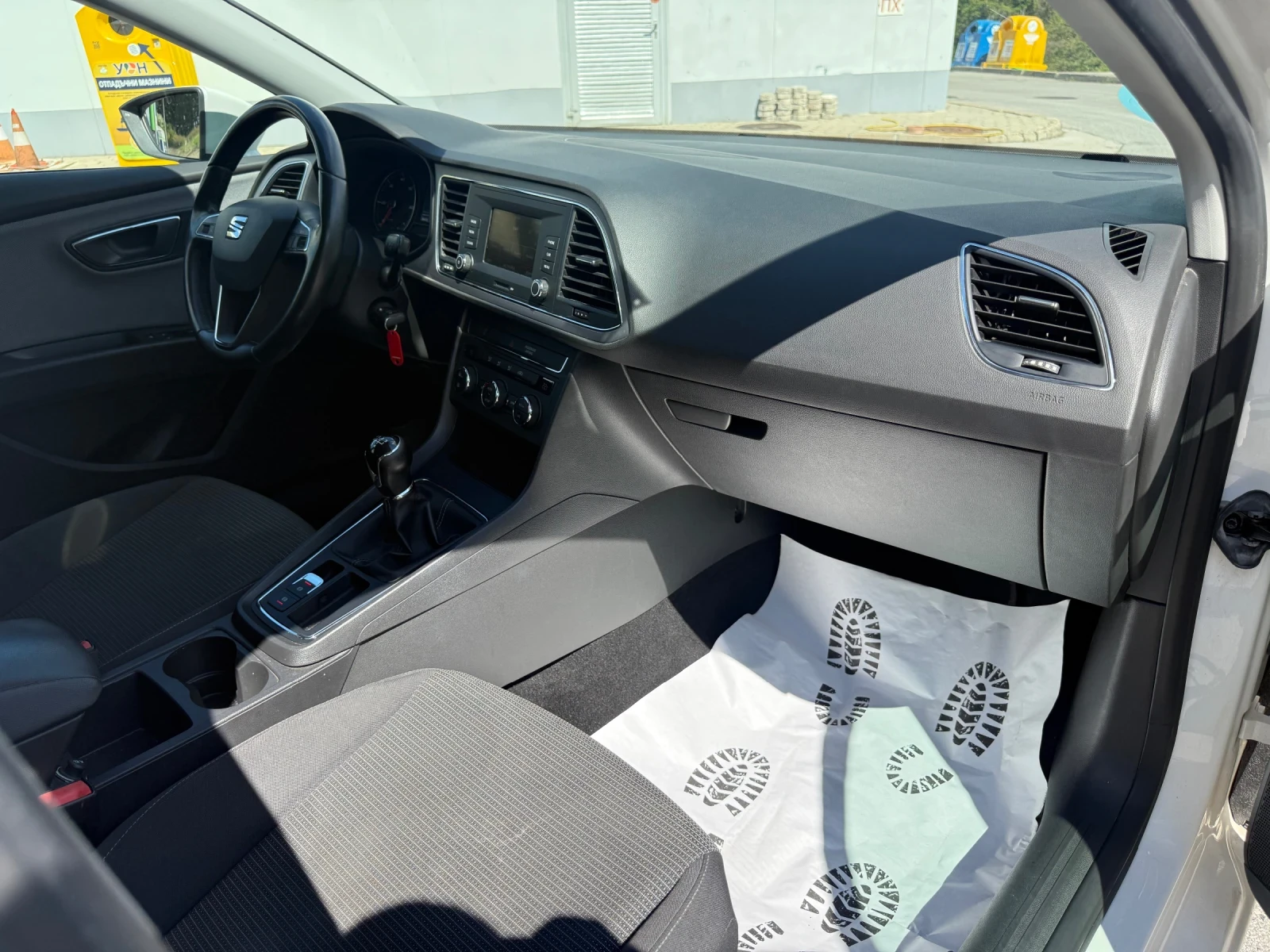 Seat Leon 1.6 TDI/FACELIFT, снимка 9 - Автомобили и джипове - 54340352