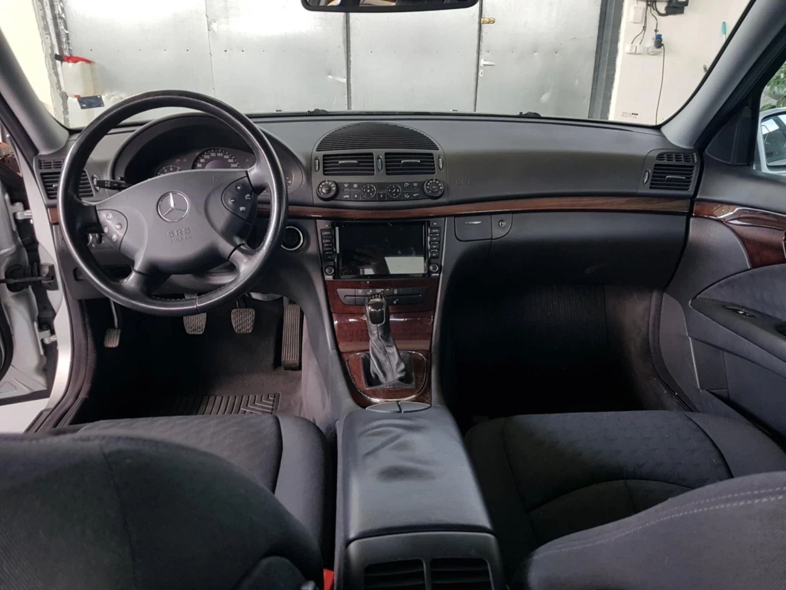 Mercedes-Benz E 240 Classic , снимка 8 - Автомобили и джипове - 54908740