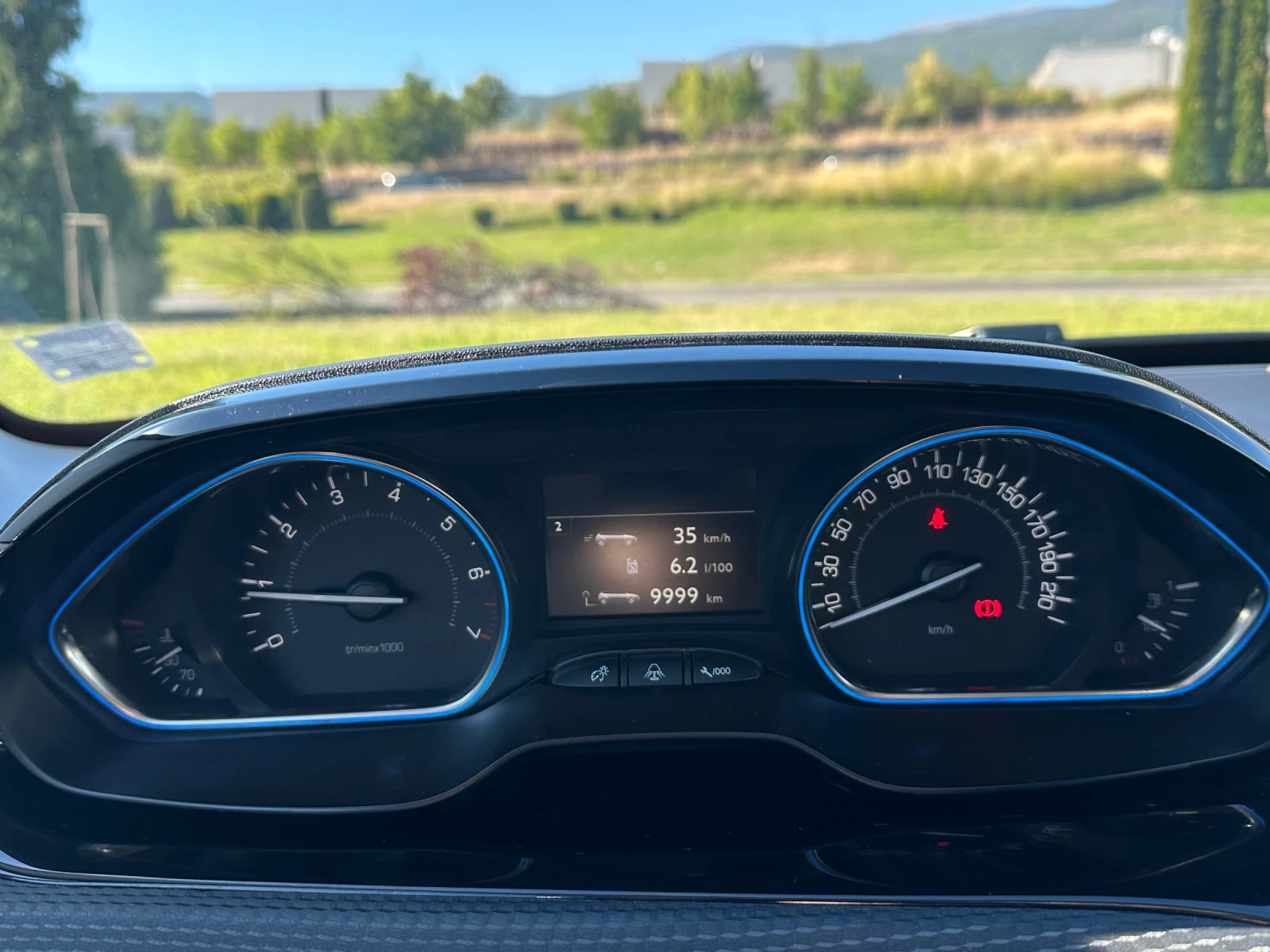 Peugeot 2008 Carplay Напълно обслужен, снимка 8 - Автомобили и джипове - 55976855