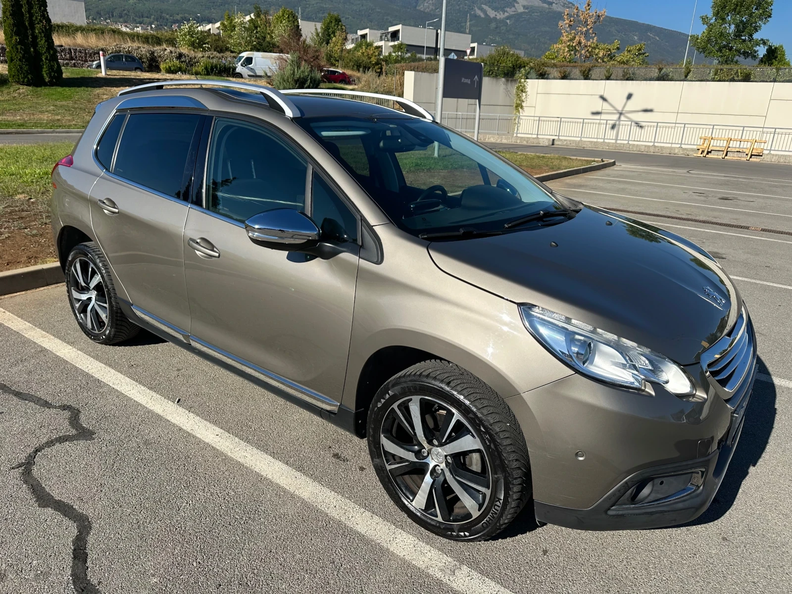 Peugeot 2008 Carplay Напълно обслужен, снимка 3 - Автомобили и джипове - 55976855