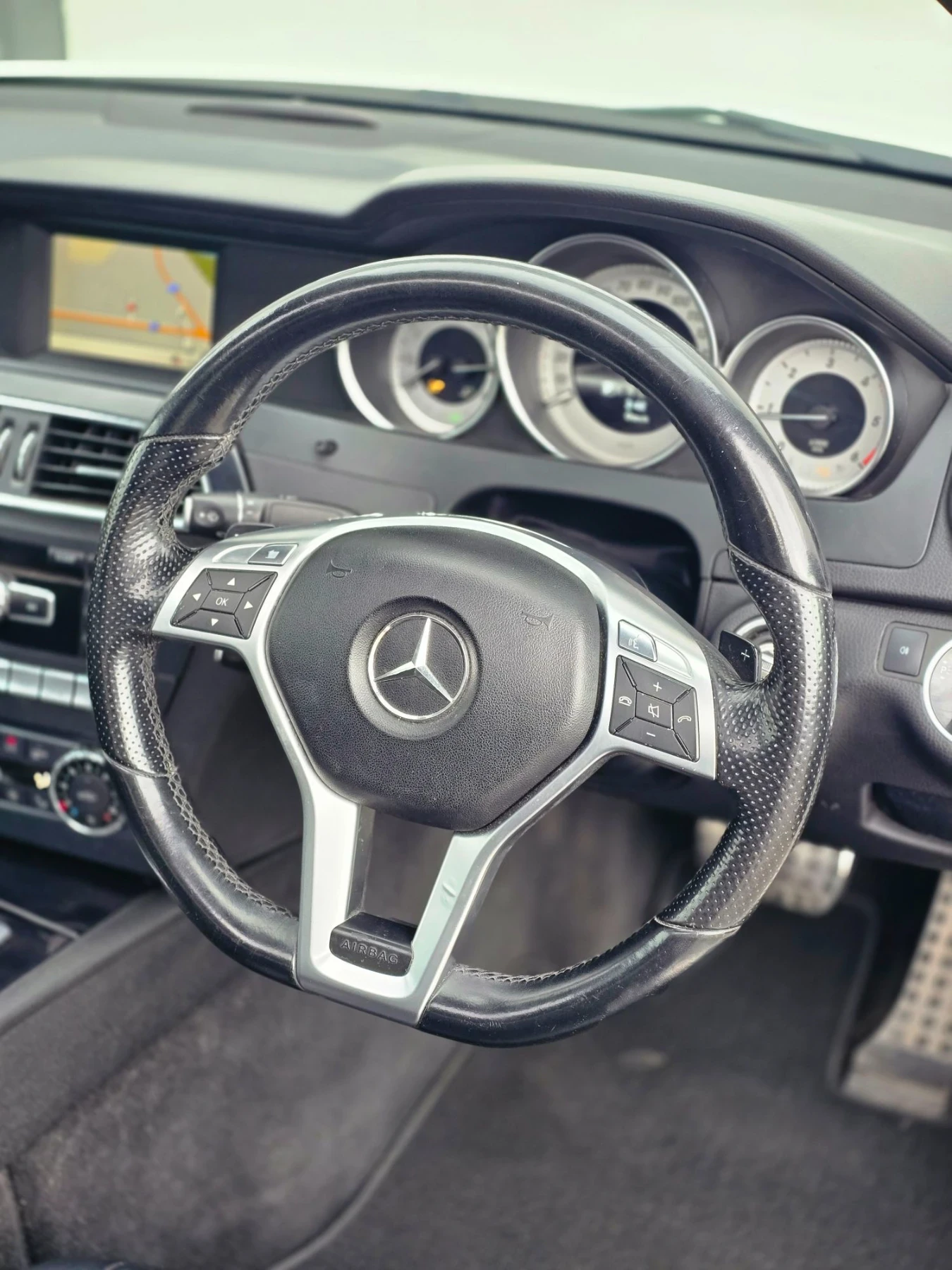 Mercedes-Benz C 220 AMG* Pano* Full* , снимка 12 - Автомобили и джипове - 56045152