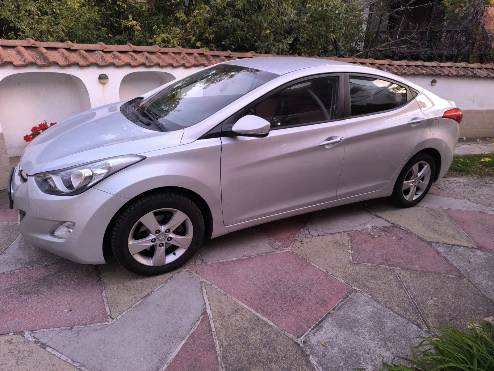 Hyundai Elantra 1.6 бензин , снимка 2 - Автомобили и джипове - 56631976