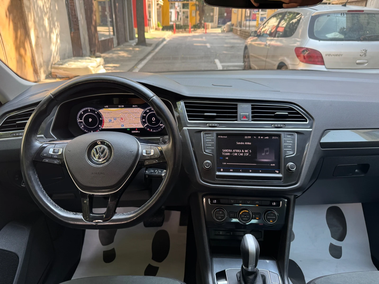 VW Tiguan 2.0TDI 150/DIGITAL/XENON/LED/ HIGHLINE/ТОП, снимка 12 - Автомобили и джипове - 55969802