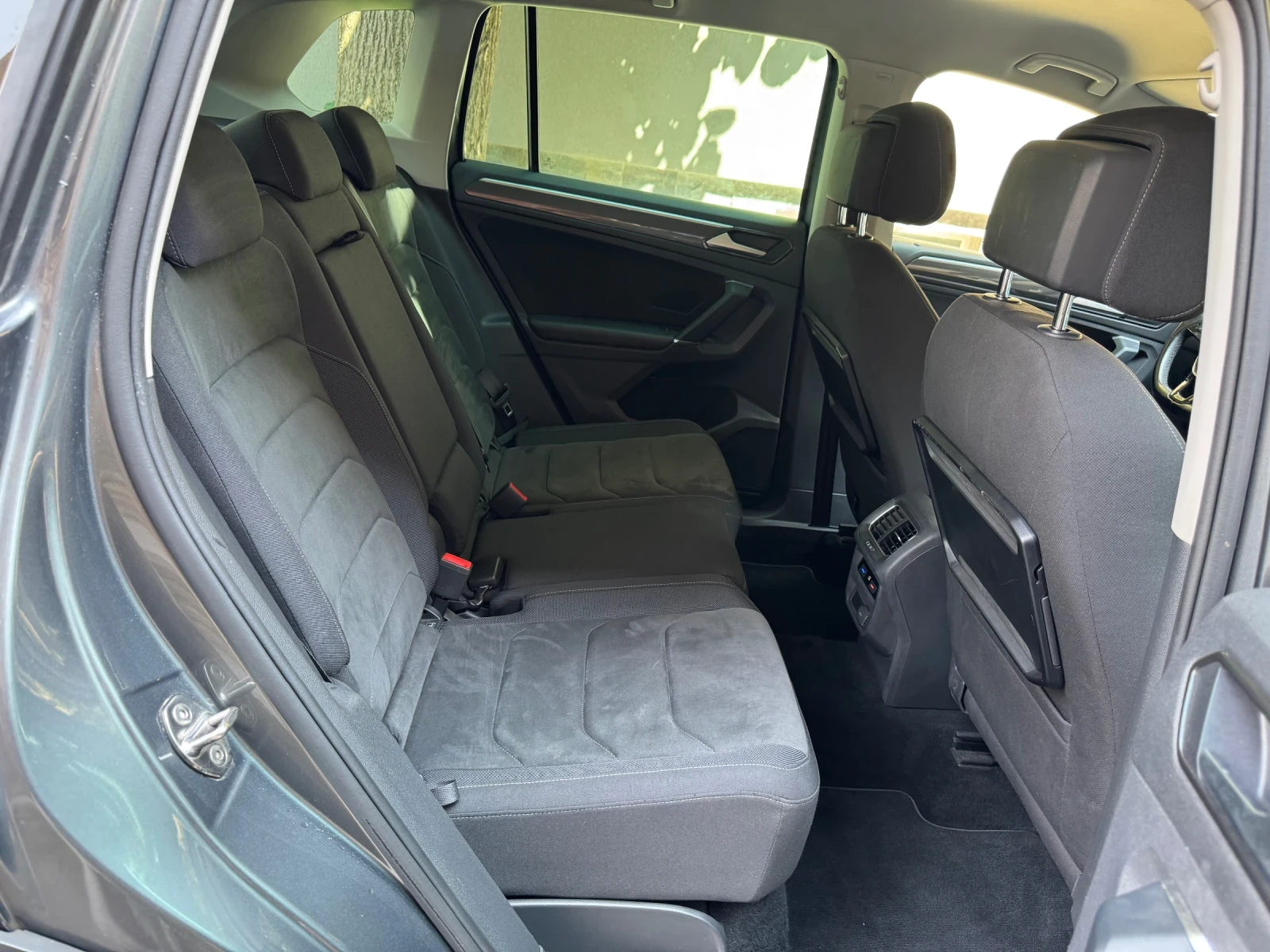 VW Tiguan 2.0TDI 150/DIGITAL/XENON/LED/ HIGHLINE/ТОП, снимка 17 - Автомобили и джипове - 55969802