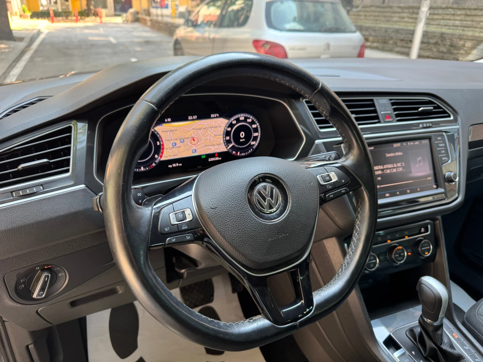 VW Tiguan 2.0TDI 150/DIGITAL/XENON/LED/ HIGHLINE/ТОП, снимка 11 - Автомобили и джипове - 55969802