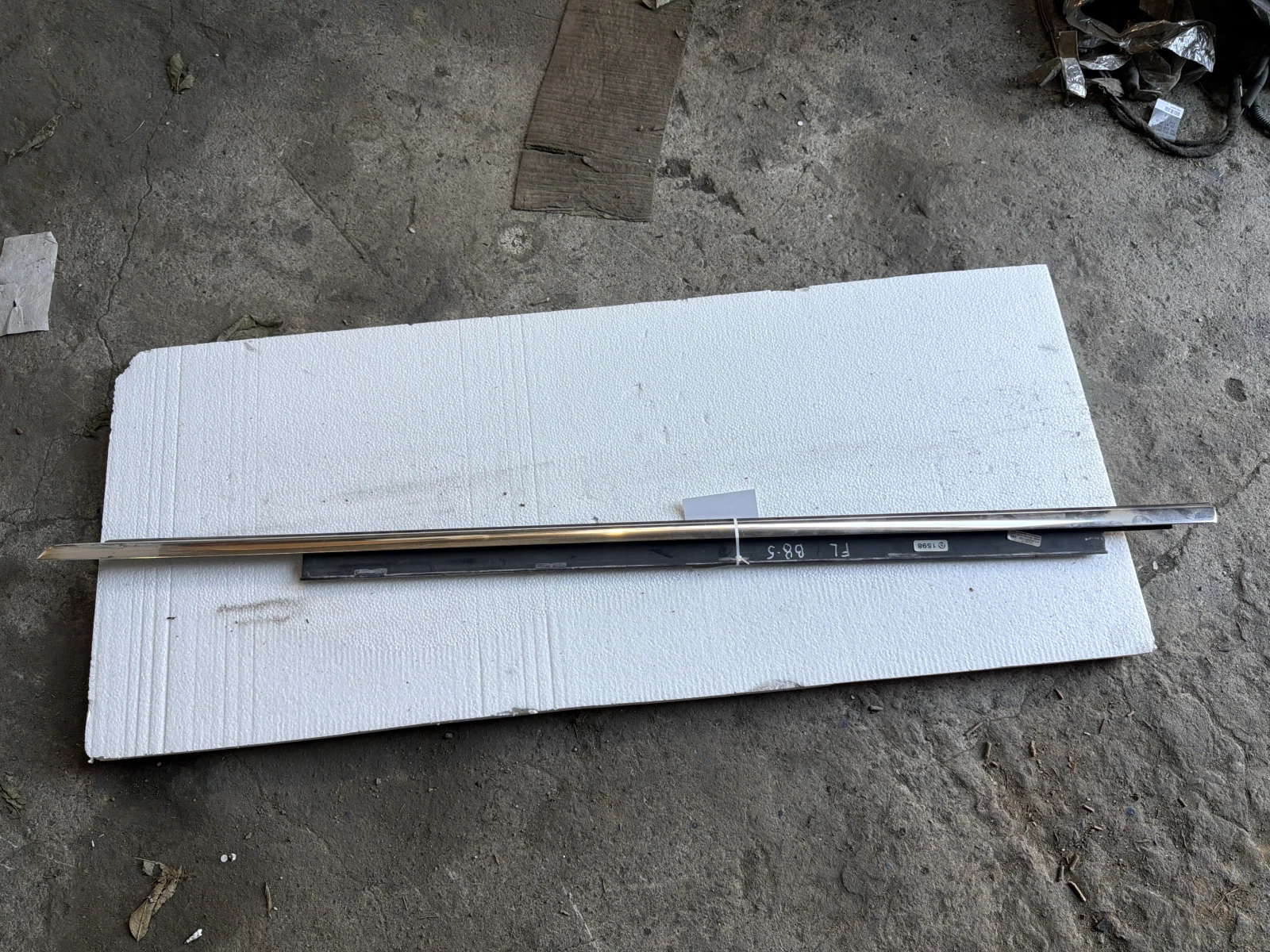 лайсна за (предна лява врата) 8K0853283H Audi A4