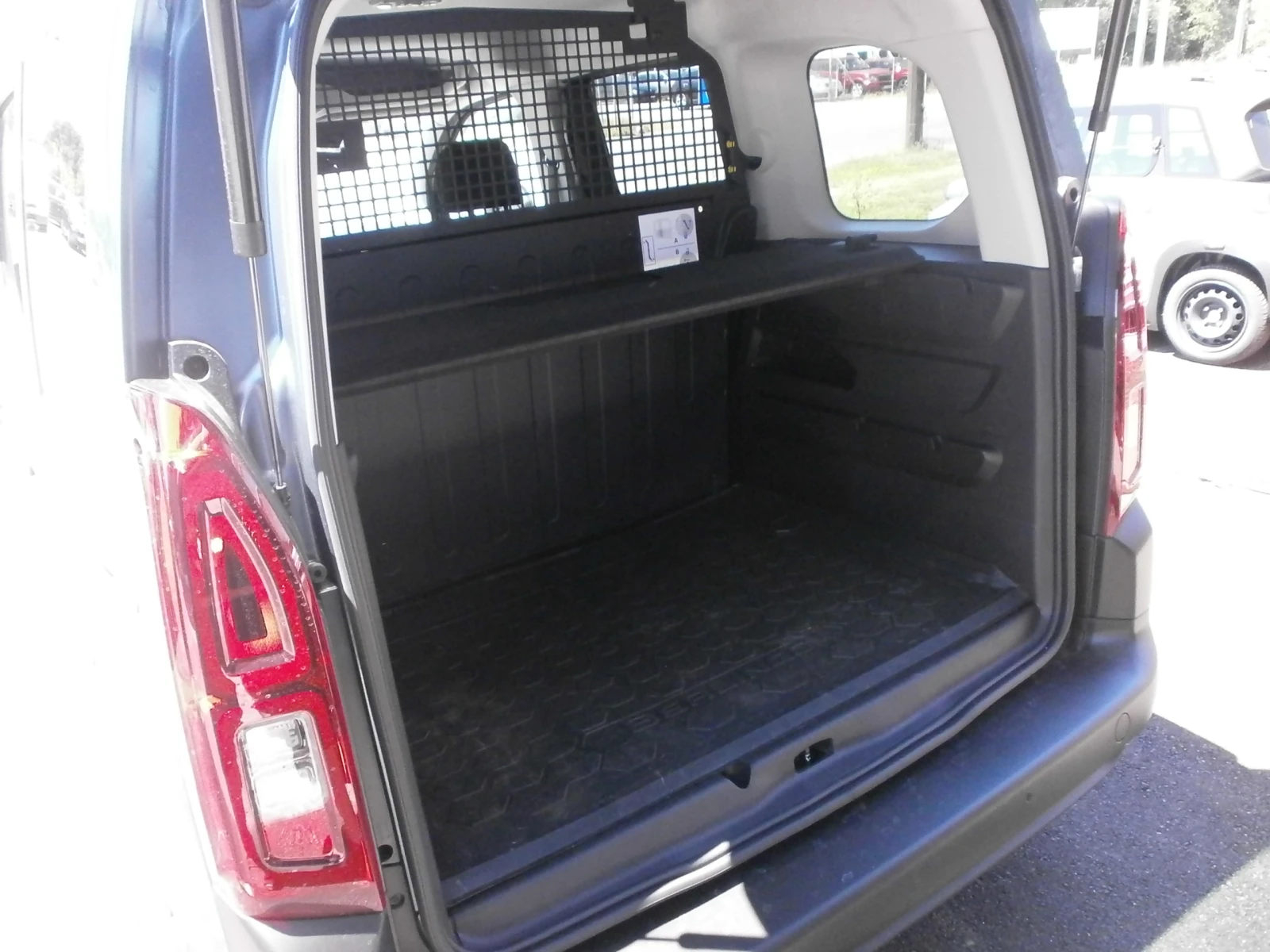 Citroen Berlingo Plus 1.5 EAT8 N1 - изображение 4