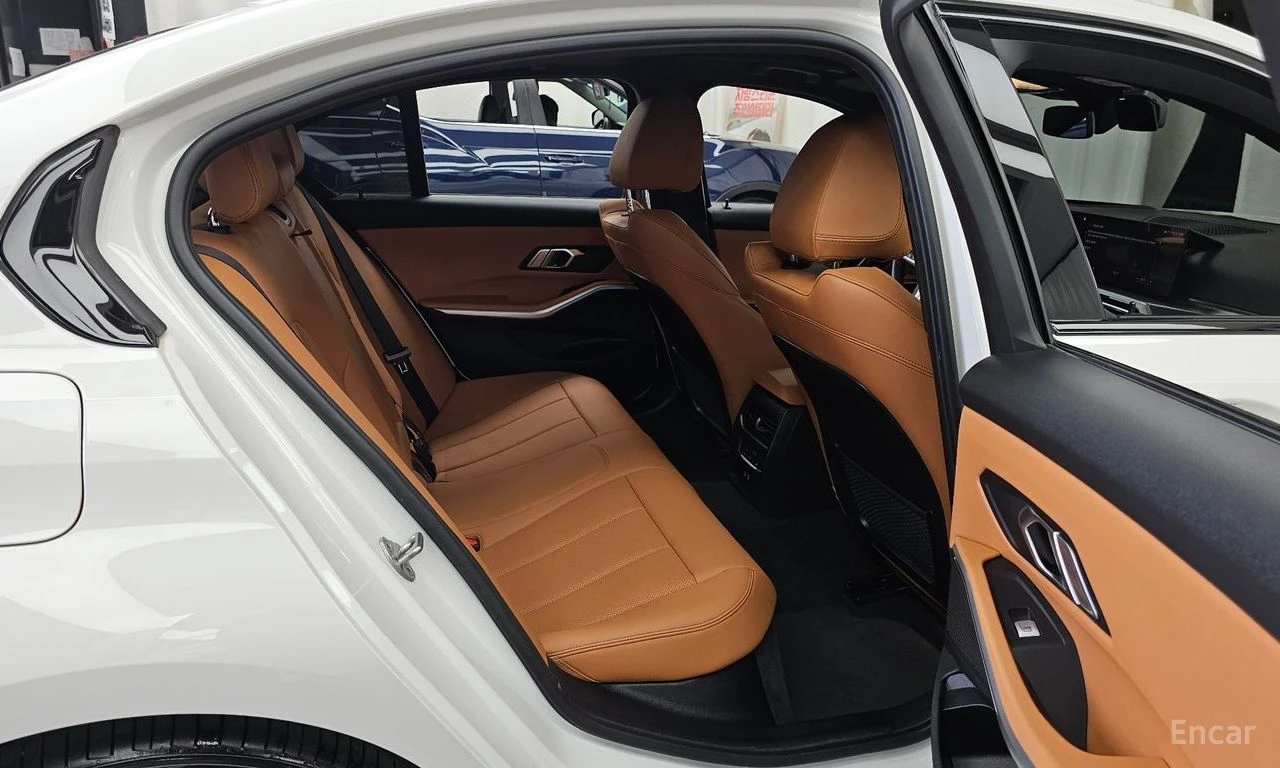 BMW 320 i M SPORT* DISTRONIC* HEAD-UP* ПОДГРЕВ* ОБДУХВАНЕ*, снимка 16 - Автомобили и джипове - 55220036