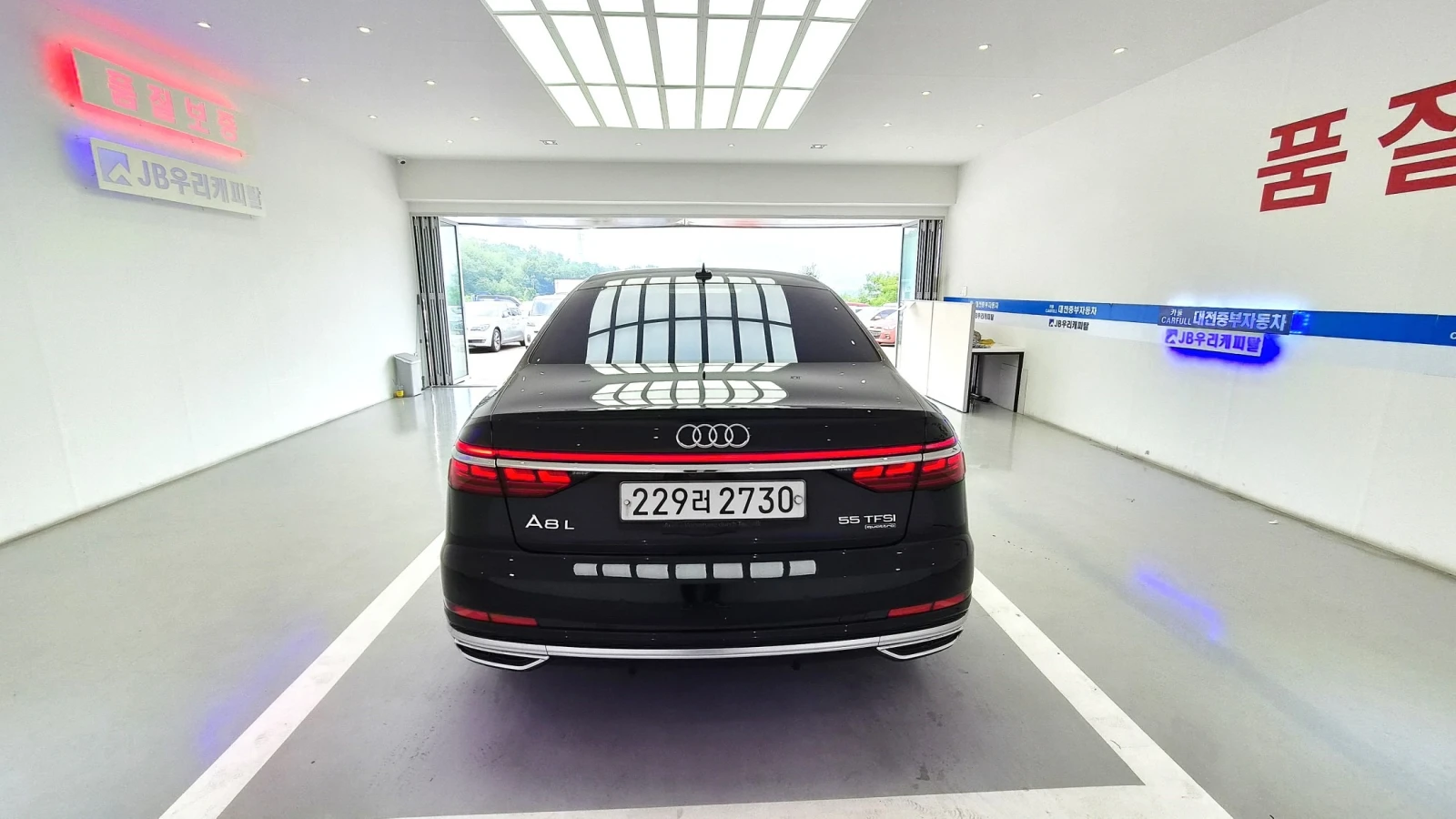 Audi A8 QUATTRO FIRST-CLASS LWB * ЦЕНА ДО БГ* TV ЕКРАНИ, снимка 6 - Автомобили и джипове - 56206351