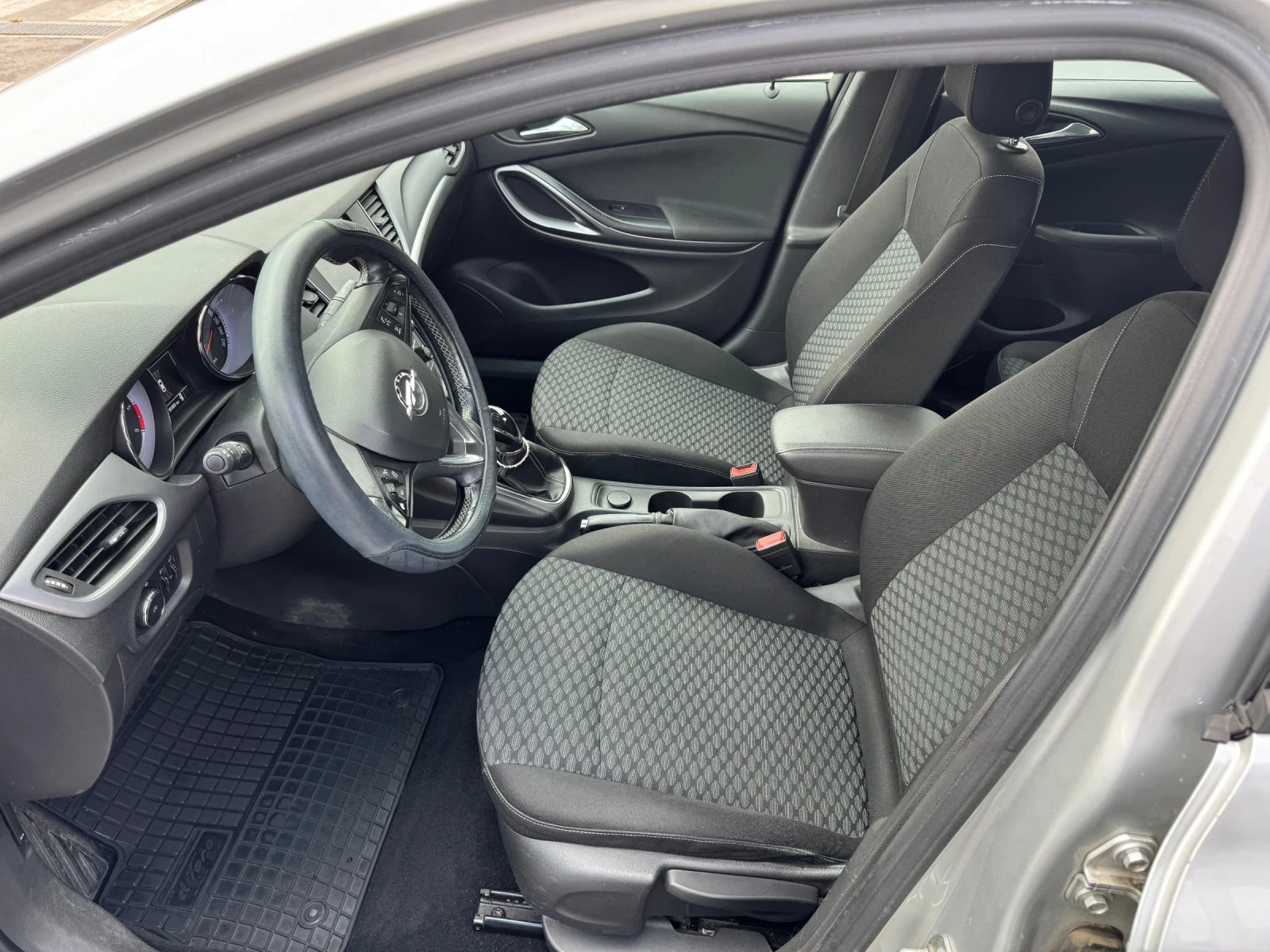 Opel Astra 1.6cdti, снимка 12 - Автомобили и джипове - 56735518