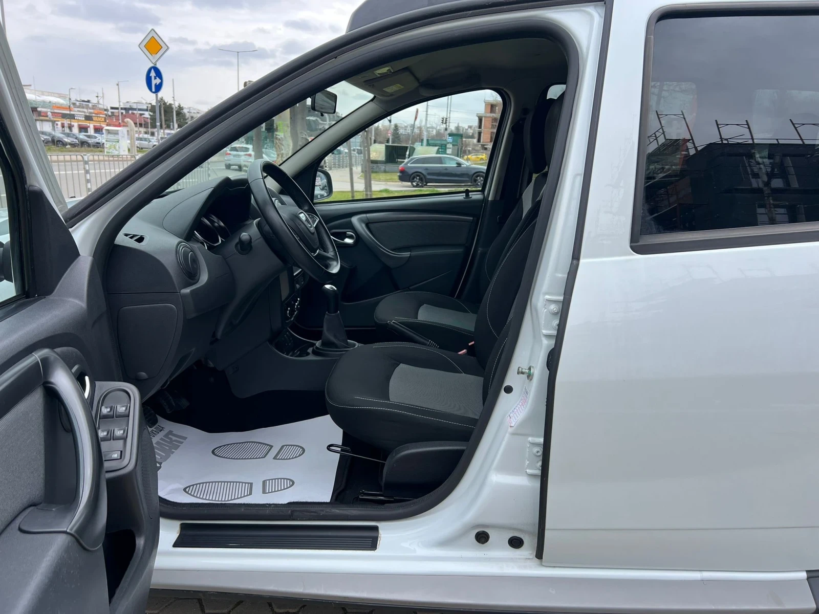 Dacia Duster 1.6i/РЕАЛНИ КМ ! ! ! , снимка 8 - Автомобили и джипове - 54040006