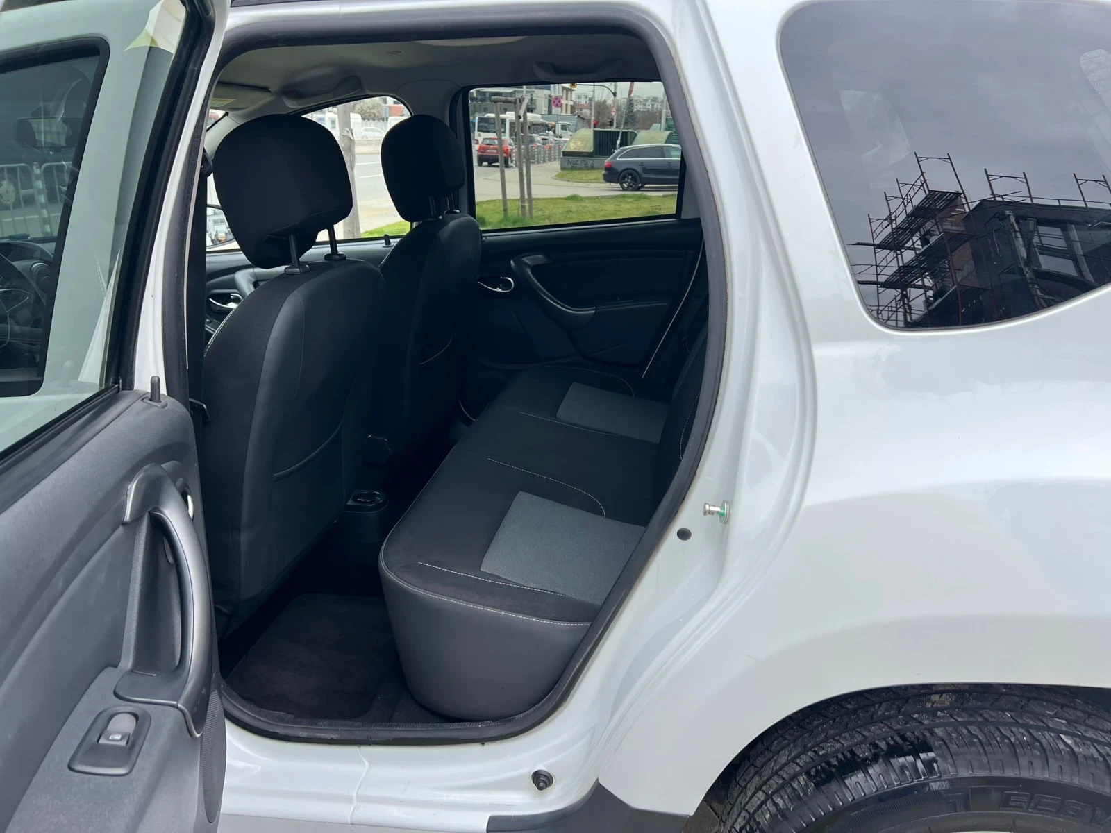 Dacia Duster 1.6i/РЕАЛНИ КМ ! ! ! , снимка 13 - Автомобили и джипове - 54040006