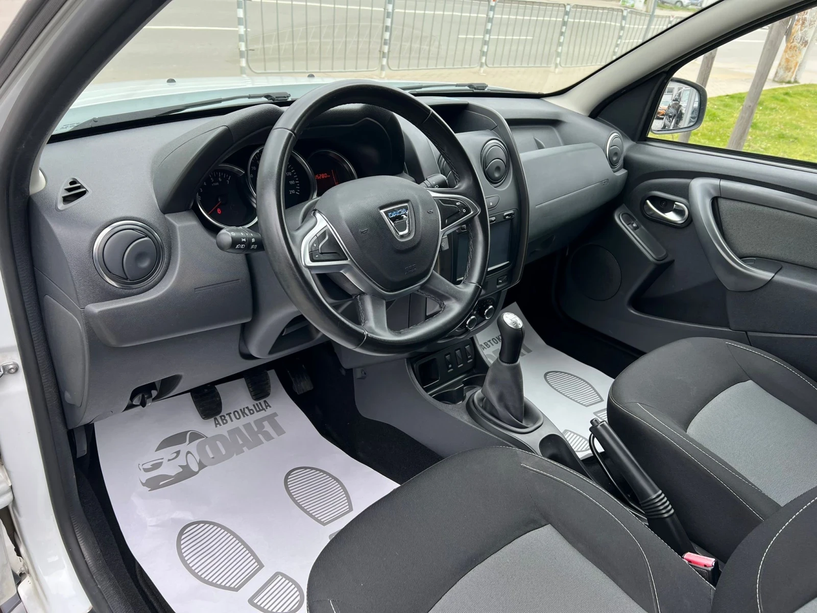 Dacia Duster 1.6i/РЕАЛНИ КМ ! ! ! , снимка 7 - Автомобили и джипове - 54040006