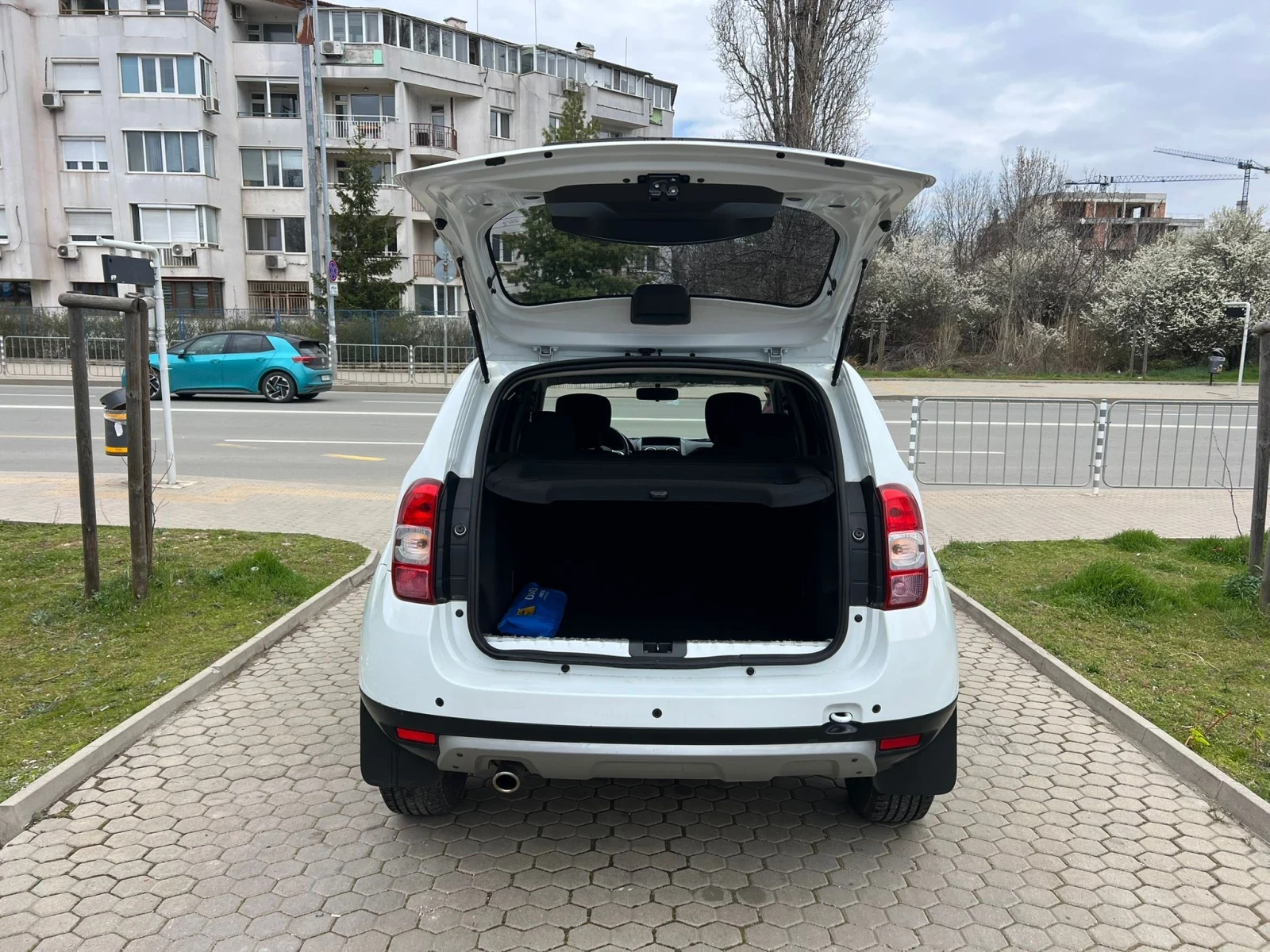 Dacia Duster 1.6i/РЕАЛНИ КМ ! ! ! , снимка 15 - Автомобили и джипове - 54040006