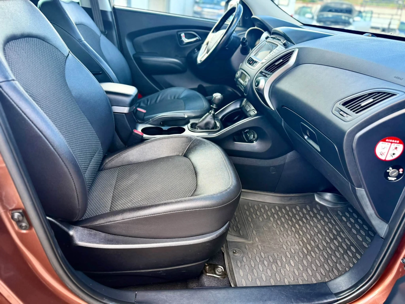Hyundai IX35 2.0 4x4 ОБСЛУЖЕНА, снимка 13 - Автомобили и джипове - 56213921