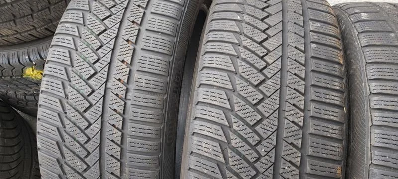 Гуми Зимни 235/40R19, снимка 2 - Гуми и джанти - 32572165