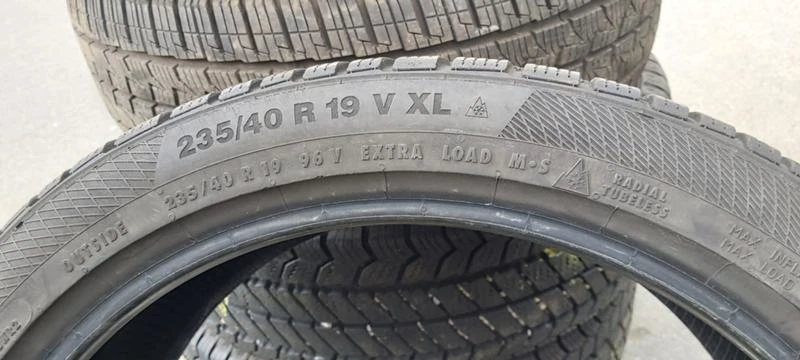 Гуми Зимни 235/40R19, снимка 7 - Гуми и джанти - 32572165