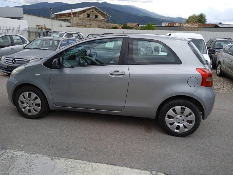 Toyota Yaris 1.3 i, снимка 3 - Автомобили и джипове - 41775852