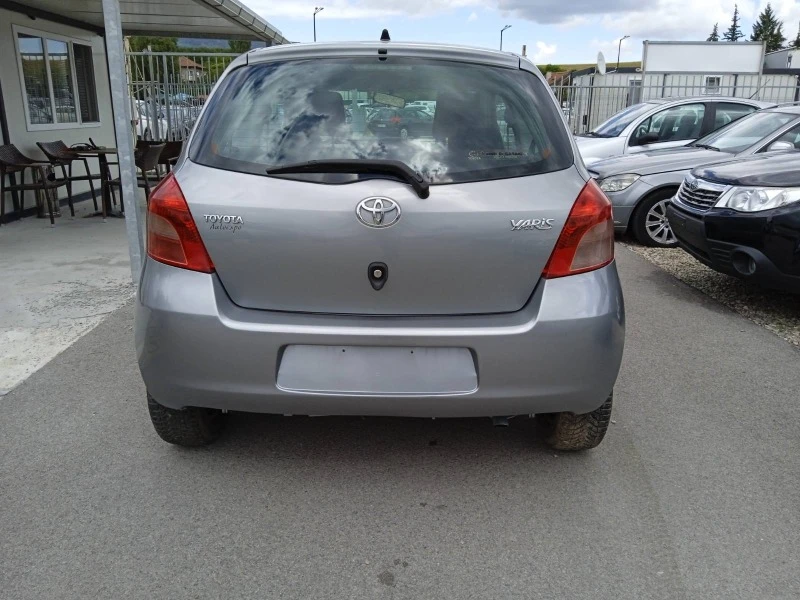 Toyota Yaris 1.3 i, снимка 5 - Автомобили и джипове - 41775852