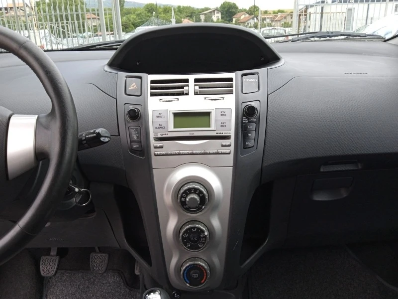 Toyota Yaris 1.3 i, снимка 17 - Автомобили и джипове - 41775852