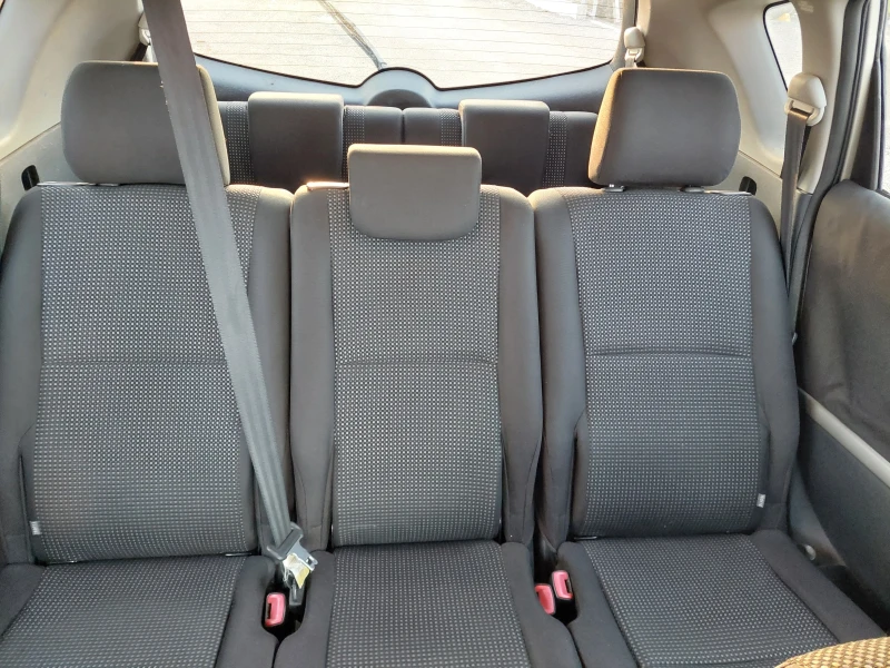 Toyota Corolla verso 2.2 D-CAT, снимка 11 - Автомобили и джипове - 52644619