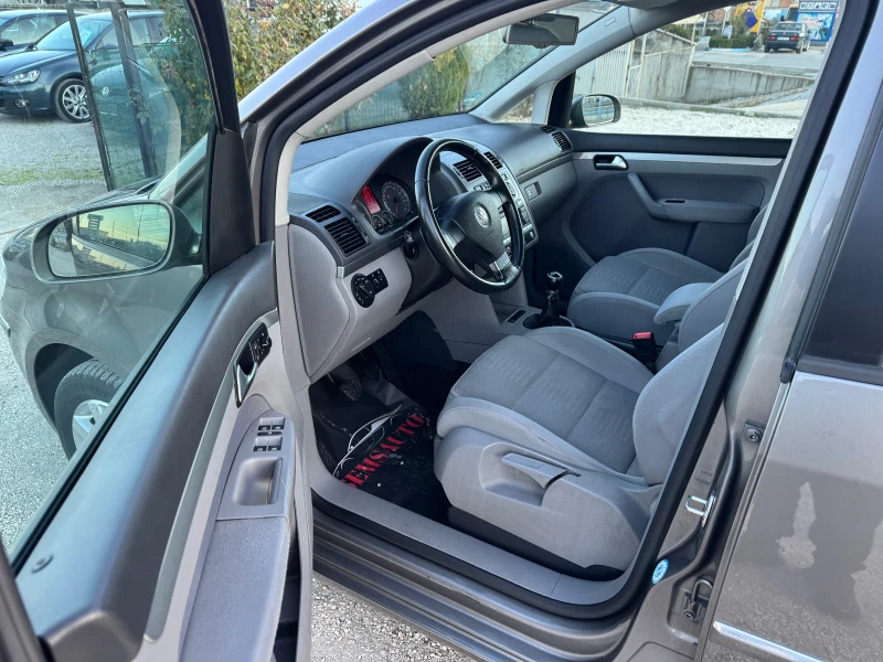 VW Touran 2.0 TDI HIGHLINE  ТОП състояниe, снимка 8 - Автомобили и джипове - 52710497