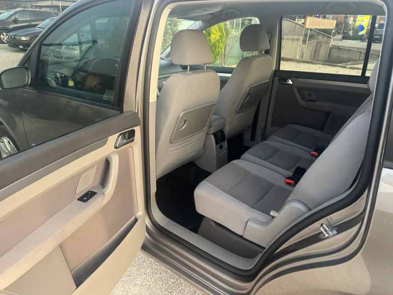 VW Touran 2.0 TDI HIGHLINE  ТОП състояниe, снимка 14 - Автомобили и джипове - 52710497
