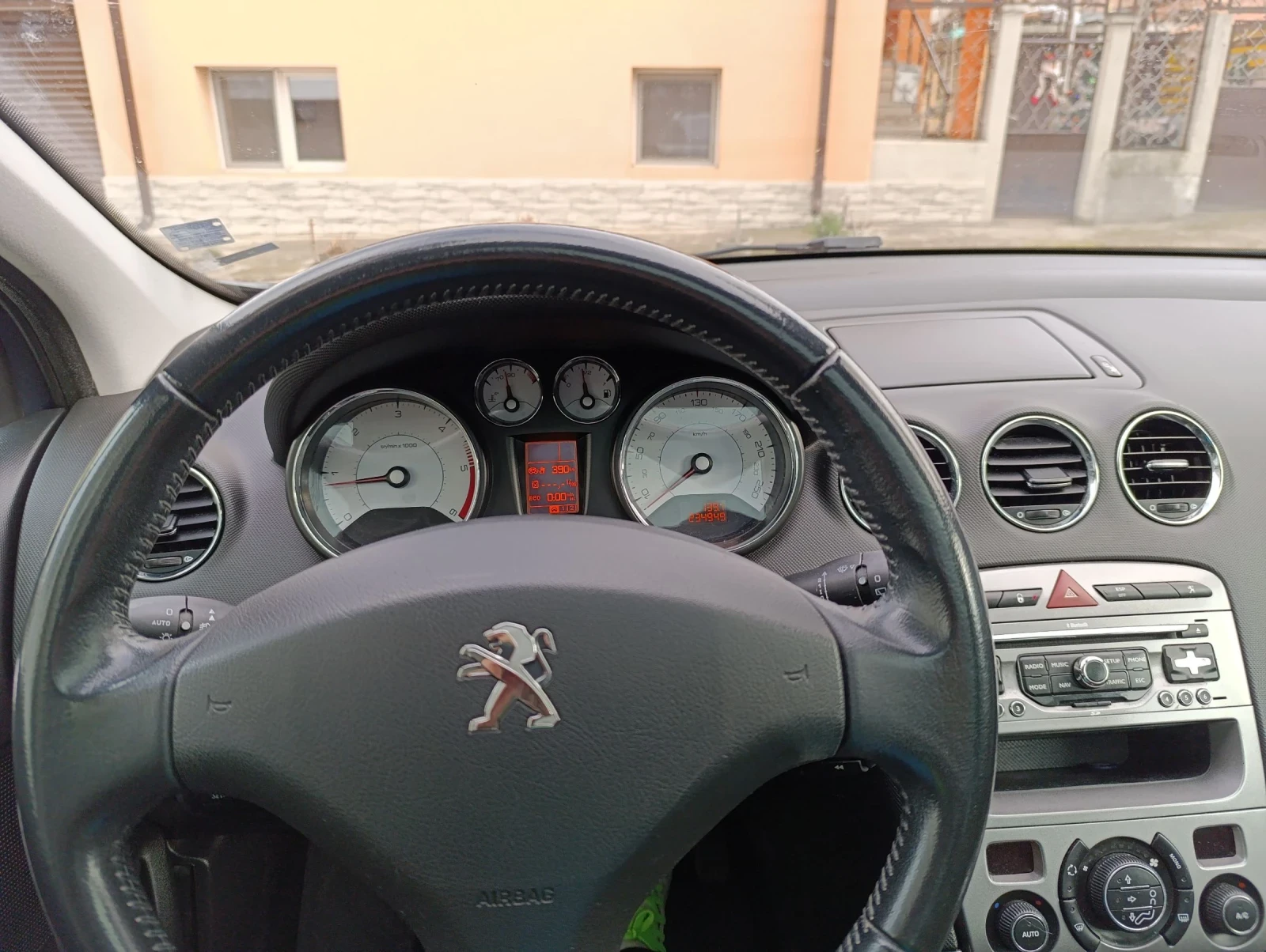 Peugeot 308 1.6eHDI Panorama Navi - изображение 9