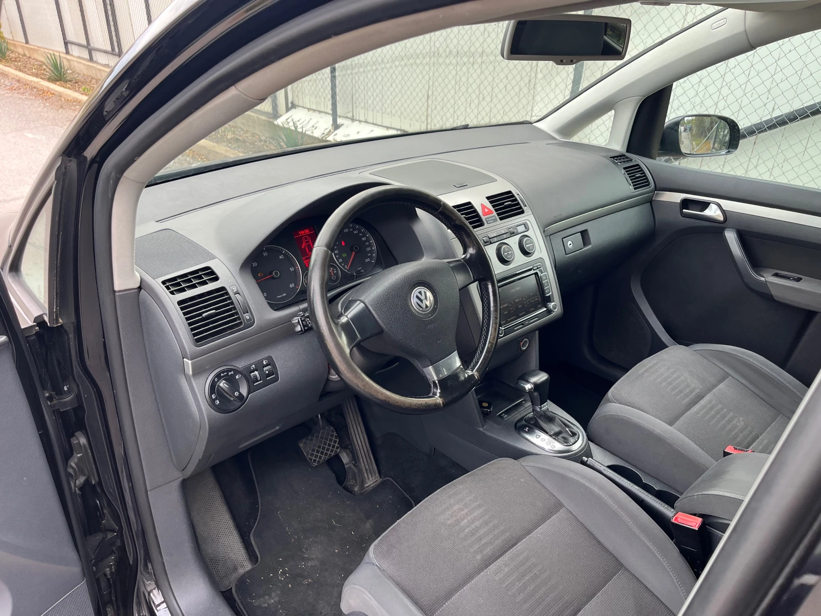 VW Touran 2.0TDI DSG BMM, снимка 11 - Автомобили и джипове - 52172973