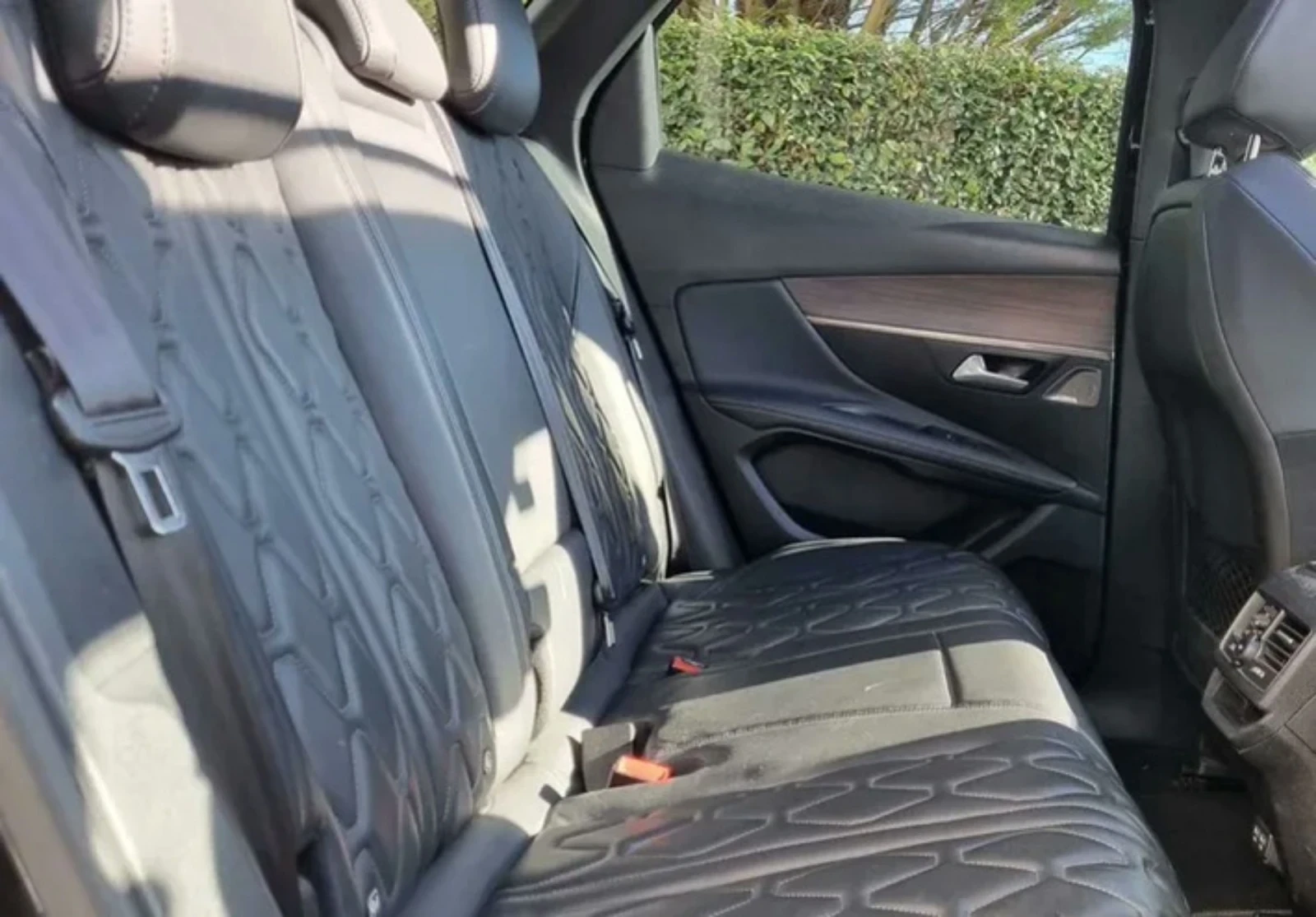 Peugeot 3008  GT FULL BLACK 300 4WD PLUG-IN-HYBRID S&S EAT8 - изображение 6