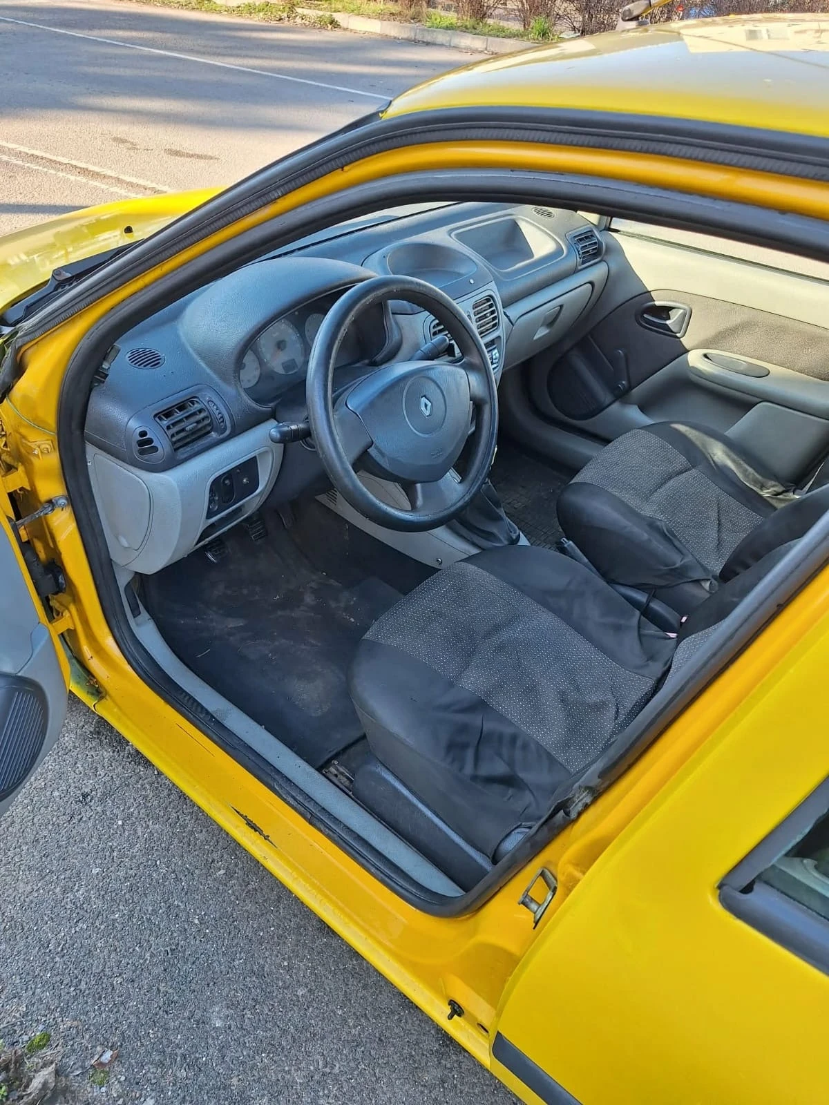 Renault Clio 1.4, снимка 8 - Автомобили и джипове - 54313200
