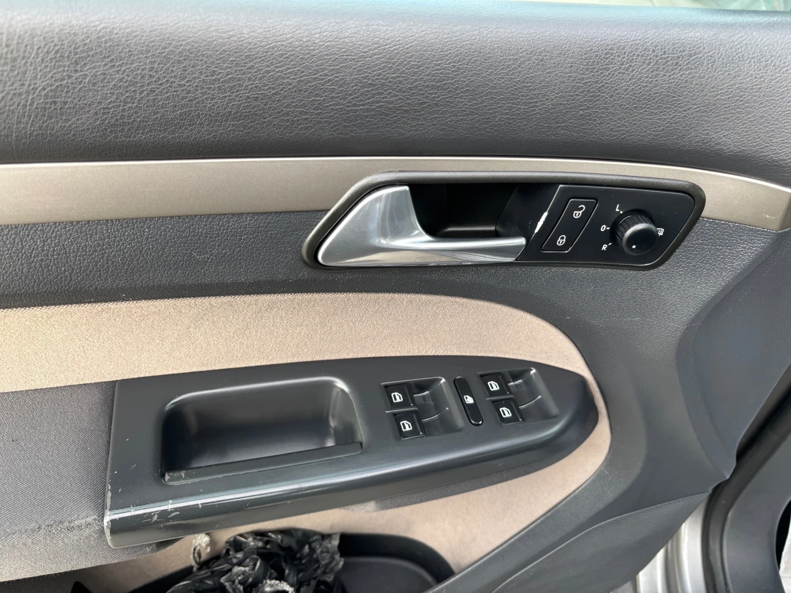 VW Touran KROSS 6 + 1 МЕСТА , снимка 13 - Автомобили и джипове - 54219830