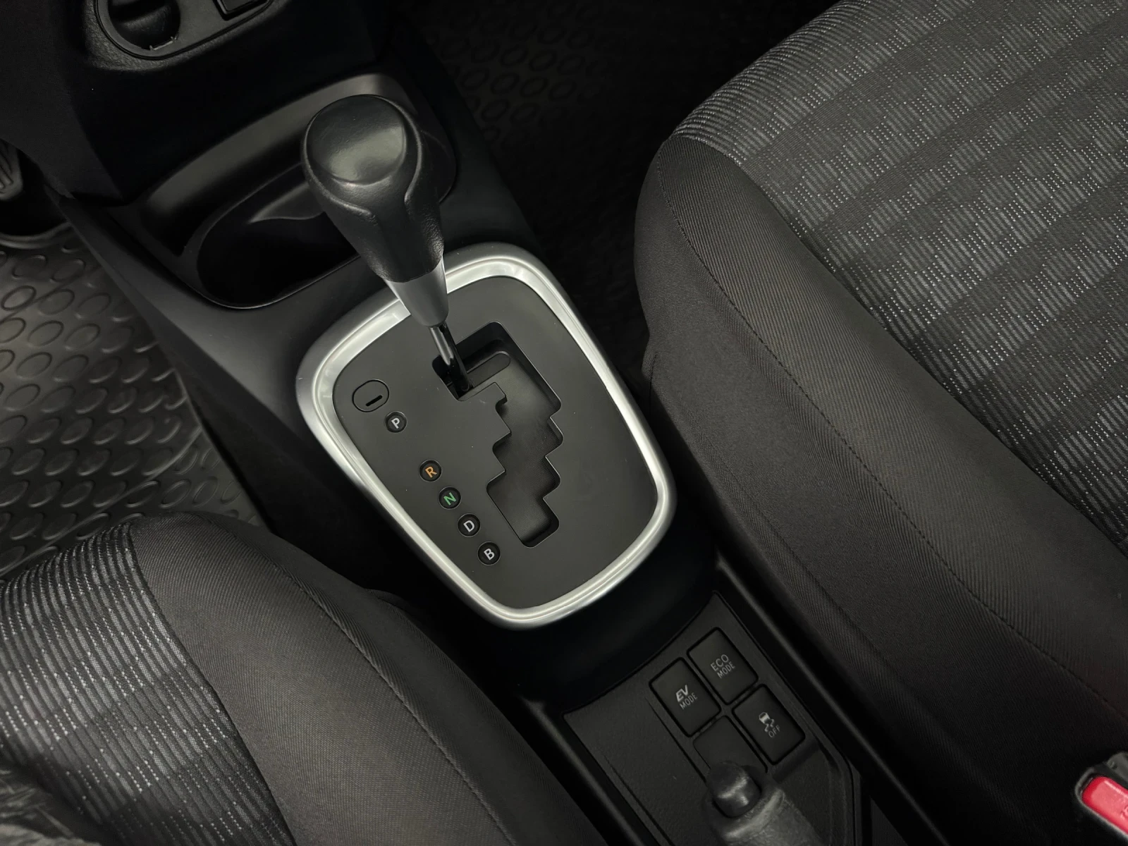 Toyota Yaris 1.5 HYBRID - AUTOMATIC - EURO 6B - 150.000 km! | Mobile.bg � ����������� 14