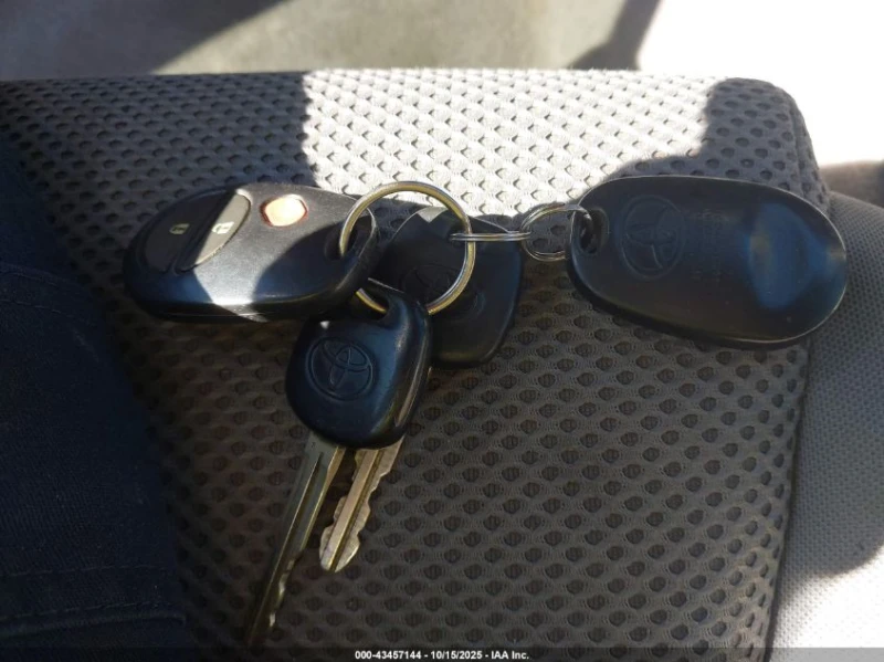 Toyota Tacoma 4.0L V-6 DOHC, VVT, 236HP 4X2 Drive, снимка 3 - Автомобили и джипове - 52939879