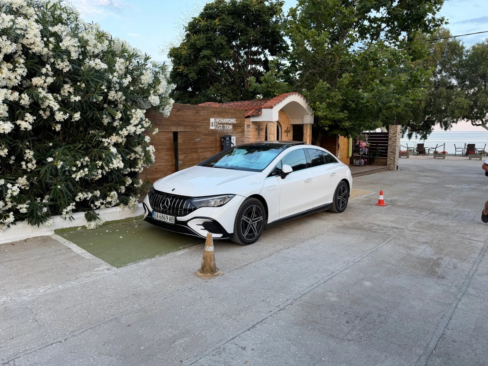 Mercedes-Benz EQE 300 AMG 5г гаранция SOH 96, 3%, снимка 3 - Автомобили и джипове - 55027036