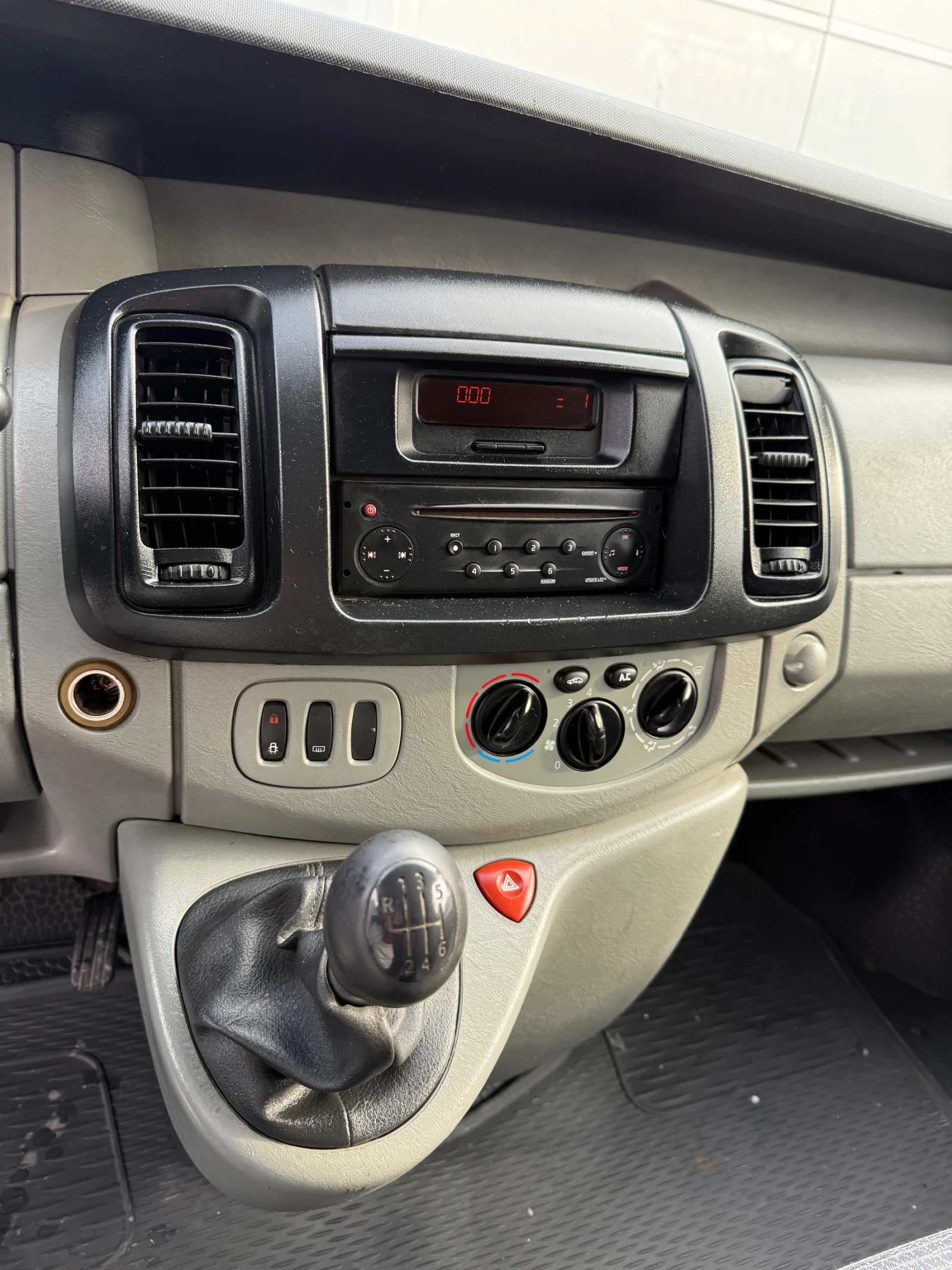 Renault Trafic 2.0CDI MAXI КЛИМАТИК - изображение 10