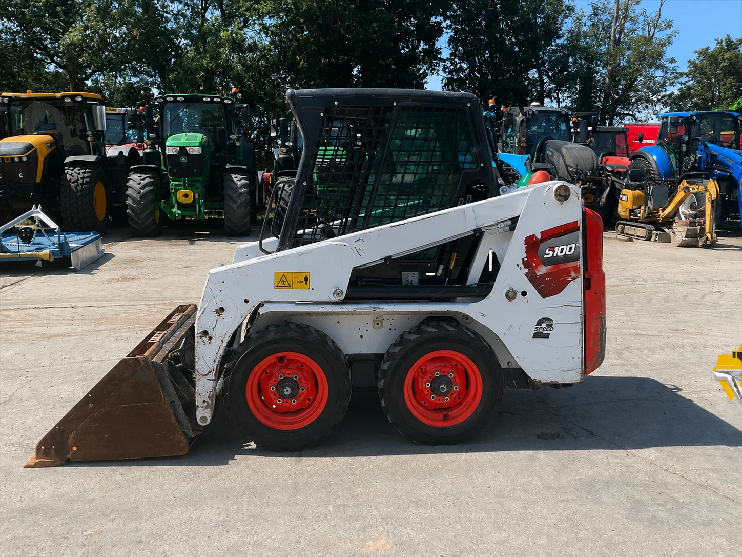 Мини челни товарачи Bobcat S100