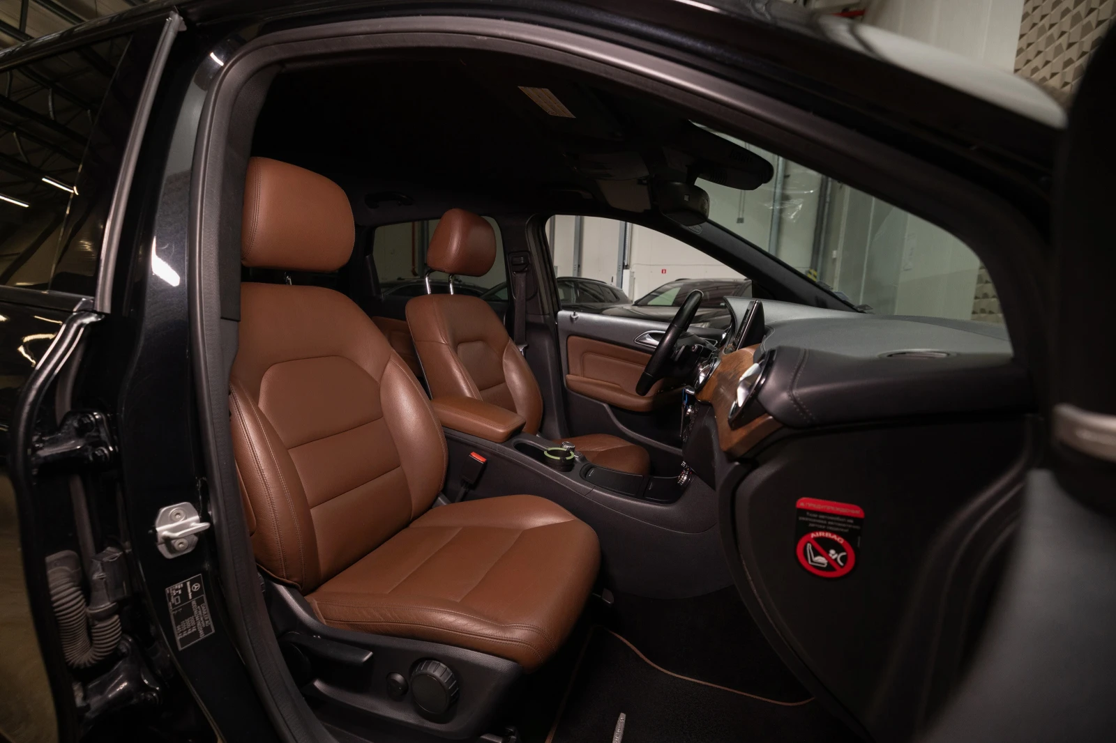 Mercedes-Benz B 250 * Кожен салон* Подгрев на седалки* Harman/Kardon, снимка 10 - Автомобили и джипове - 54427750