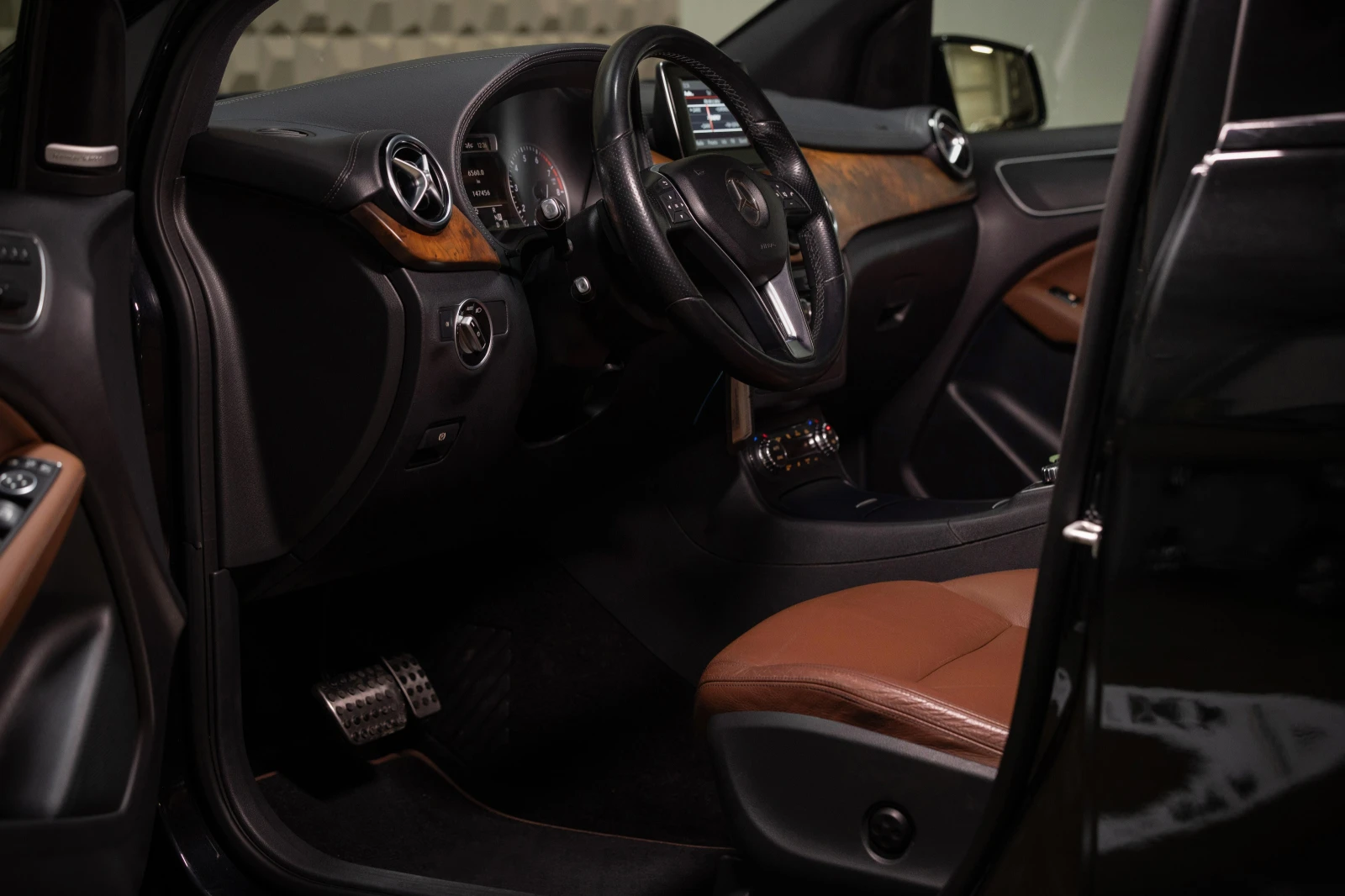 Mercedes-Benz B 250 * Кожен салон* Подгрев на седалки* Harman/Kardon, снимка 7 - Автомобили и джипове - 54427750