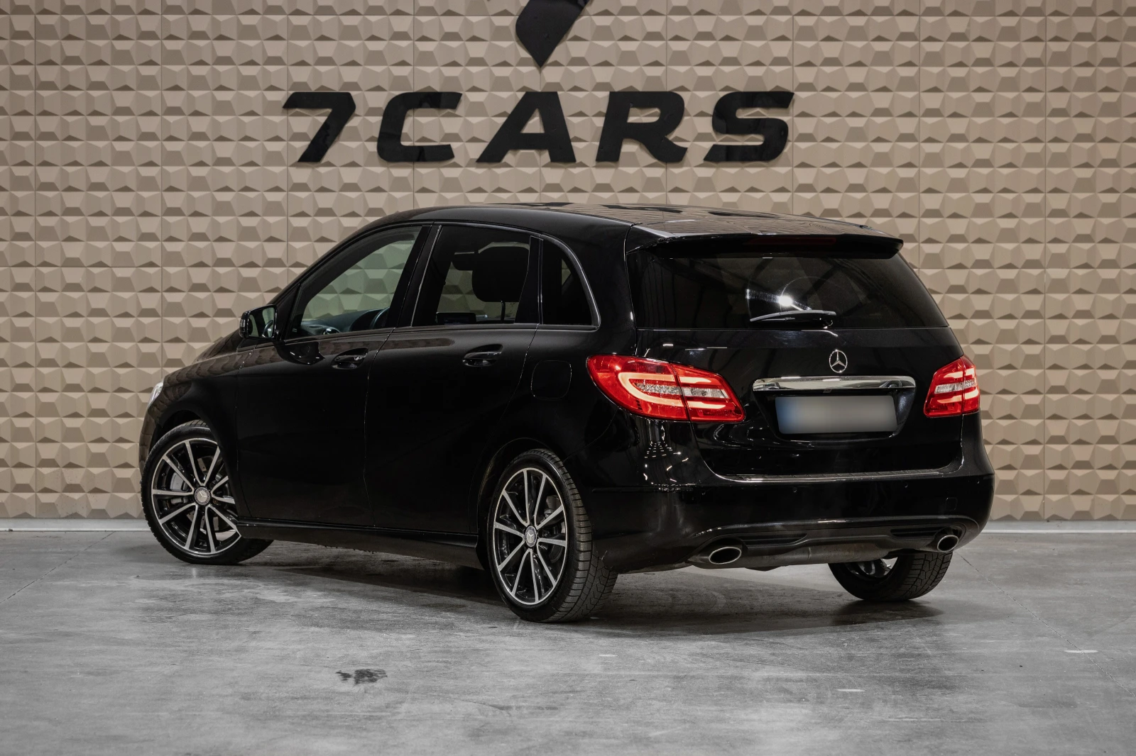 Mercedes-Benz B 250 * Кожен салон* Подгрев на седалки* Harman/Kardon, снимка 4 - Автомобили и джипове - 54427750