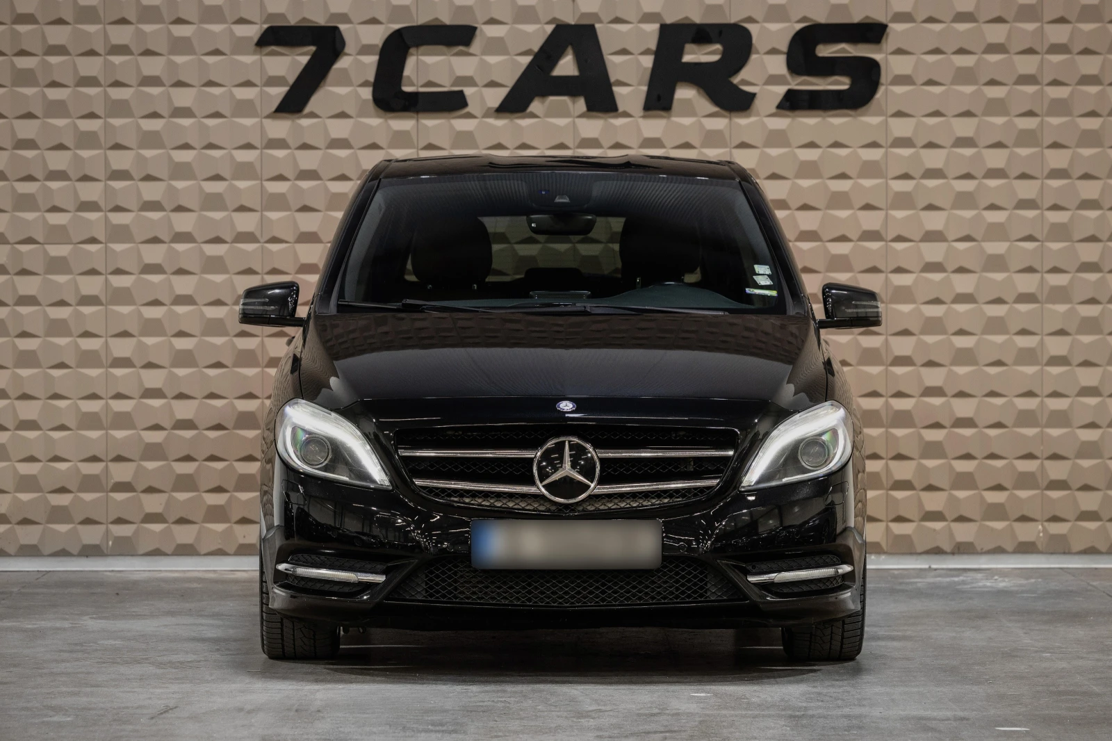 Mercedes-Benz B 250 * Кожен салон* Подгрев на седалки* Harman/Kardon, снимка 2 - Автомобили и джипове - 54427750