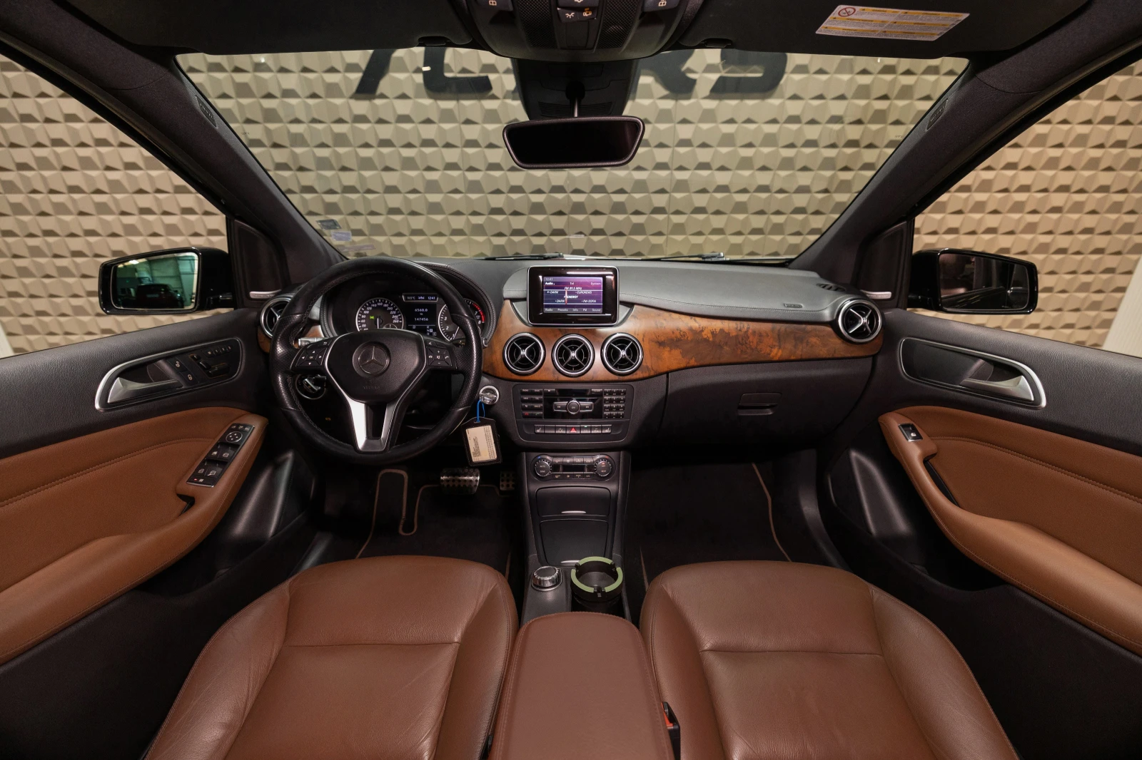Mercedes-Benz B 250 * Кожен салон* Подгрев на седалки* Harman/Kardon, снимка 9 - Автомобили и джипове - 54427750