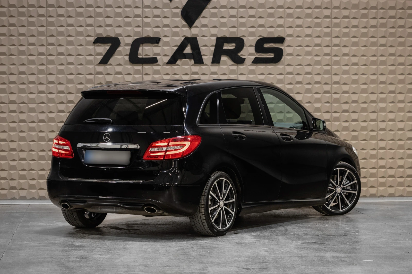 Mercedes-Benz B 250 * Кожен салон* Подгрев на седалки* Harman/Kardon, снимка 6 - Автомобили и джипове - 54427750