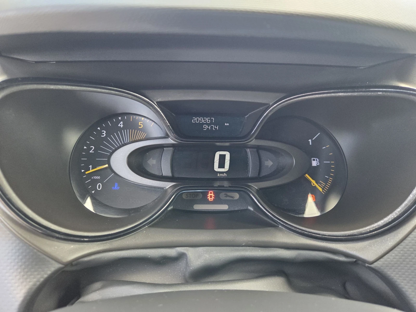 Renault Captur 1.5 dci, снимка 12 - Автомобили и джипове - 55101909